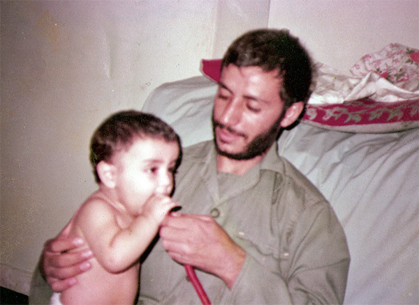 تمام اسباب و اثاثیه منزلمان در صندوق عقب ماشین جا م یشد تمام اسباب و اثاثیه منزلمان در صندوق عقب ماشین جا م یشد