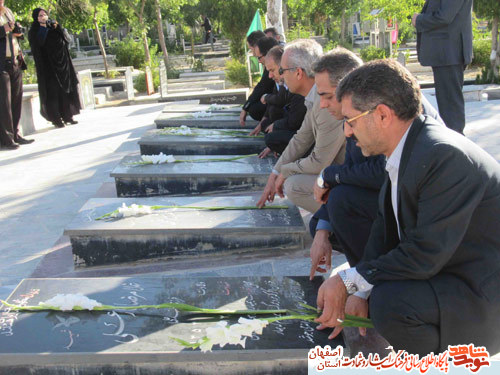 همزمان با آغاز  هفته دولت مراسم زیارت عاشورا وغباروبی گلزار شهدای شهر داران