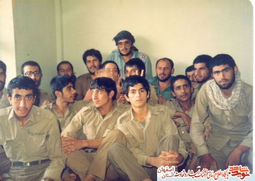 مادر سردار شهید منصور نعمتی قمصری فرمانده گردان امام محمد باقر (ع)   به فرزندشهیدش پیوست