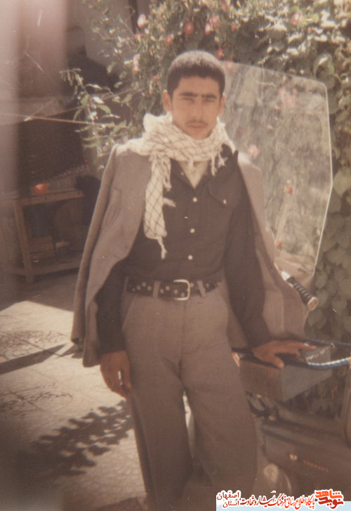 حاجیه خانم کبری سبزواری مادر شهید گرانقدرعباس پیروی به فرزند شهیدش پیوست حاجیه خانم کبری سبزواری مادر شهید گرانقدرعباس پیروی به فرزند شهیدش پیوست