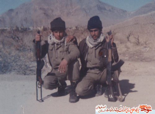 حاجیه خانم کبری سبزواری مادر شهید گرانقدرعباس پیروی به فرزند شهیدش پیوست حاجیه خانم کبری سبزواری مادر شهید گرانقدرعباس پیروی به فرزند شهیدش پیوست