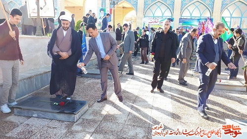گزارش تصویری/ مزار شهدای بوکان غبارروبی و گلباران شد گزارش تصویری/ مزار شهدای بوکان غبارروبی و گلباران شد
