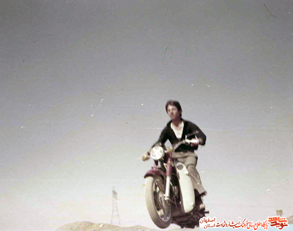 مادر شهید جبار زارع به فرزند شهیدش پیوست مادر شهید جبار زارع به فرزند شهیدش پیوست