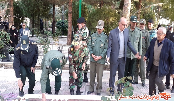 به مناسبت دهه مبارک فجر گلزار شهدای شاهرود گلباران شد