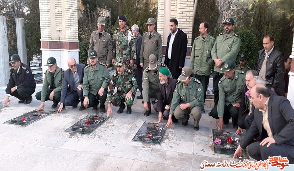به مناسبت دهه مبارک فجر گلزار شهدای شاهرود گلباران شد