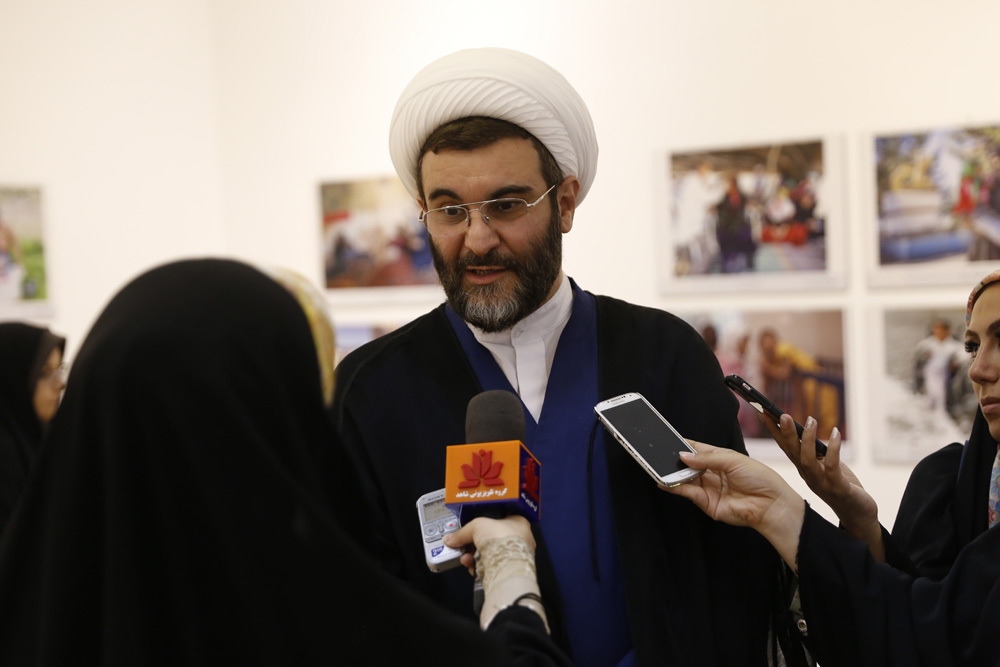 نمایشگاه عکس ایثار اجتماعی در خانه هنرمندان گشایش یافت نمایشگاه عکس ایثار اجتماعی در خانه هنرمندان گشایش یافت