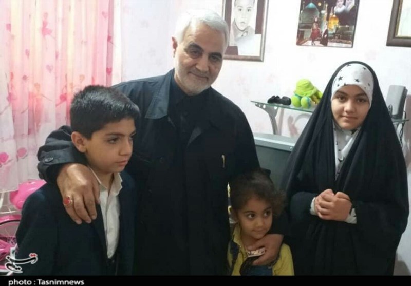 سرلشکر قاسم سلیمانی با خانواده یک شهید مدافع حرم دیدار کرد. سرلشکر قاسم سلیمانی با خانواده یک شهید مدافع حرم دیدار کرد.