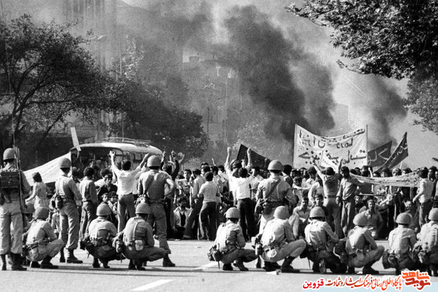 از دستگیری دانشآموزان توسط ساواکیها تا زدن گوشکوب بر سر تلویزیونها از دستگیری دانشآموزان توسط ساواکیها تا زدن گوشکوب بر سر تلویزیونها