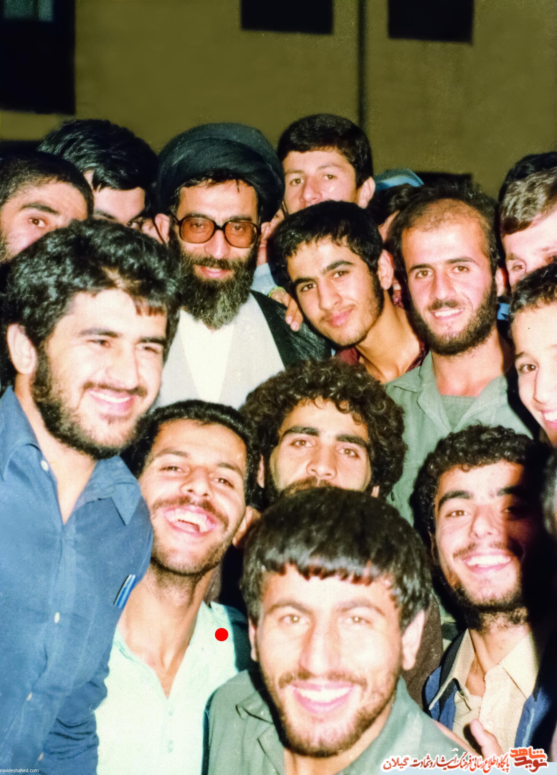 شهید گیلانی در کنار رهبری + عکس شهید گیلانی در کنار رهبری + عکس