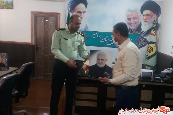 تجلیل رئیس بنیاد شهید بردسیر از فرماندهی نیروی انتظامی تجلیل رئیس بنیاد شهید بردسیر از فرماندهی نیروی انتظامی