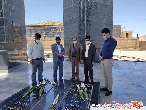 گلزار شهدای نورآباد به مناسبت هفته کارگر غبارروبی شد