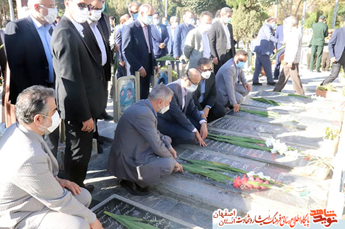 بسته خبری گلباران گلزارهای شهدای اصفهان در 