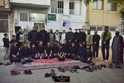 بزم روضه در مقابل منزل دو شهید قمی برگزار شد