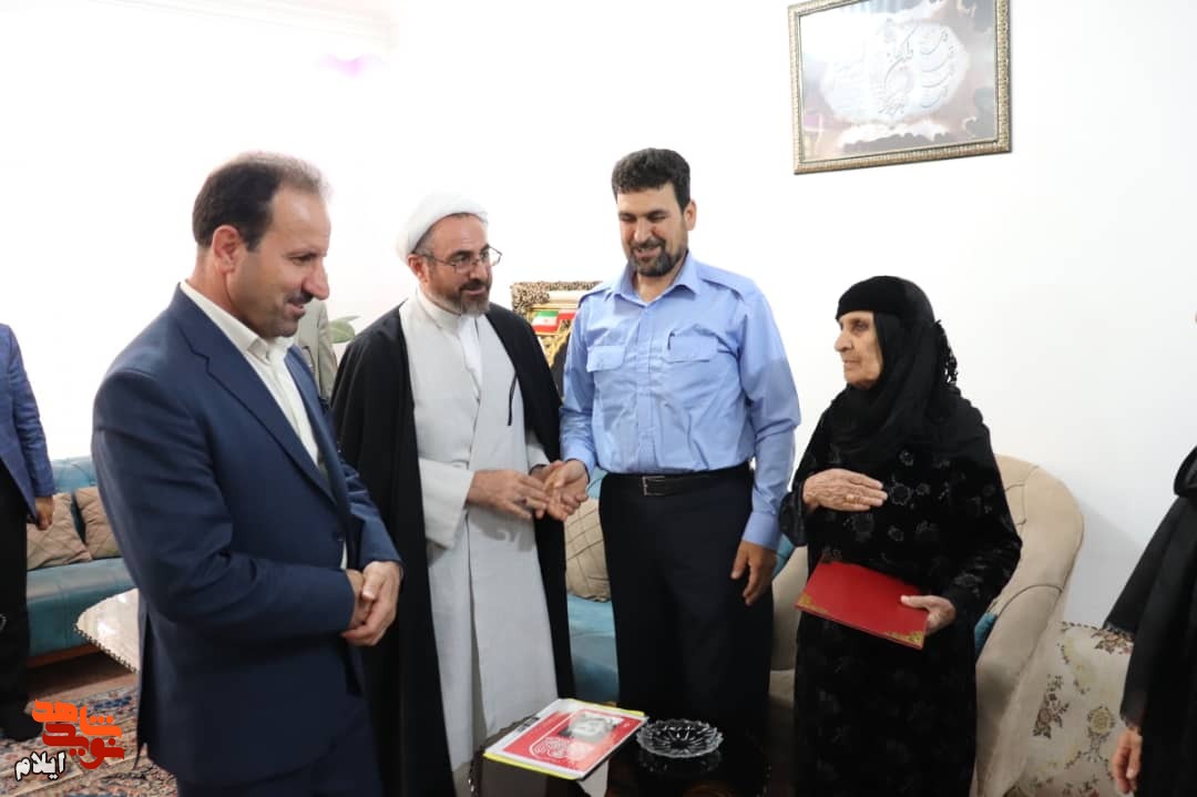 شهدا سرمایه های اصلی کشور و جامعه هستند