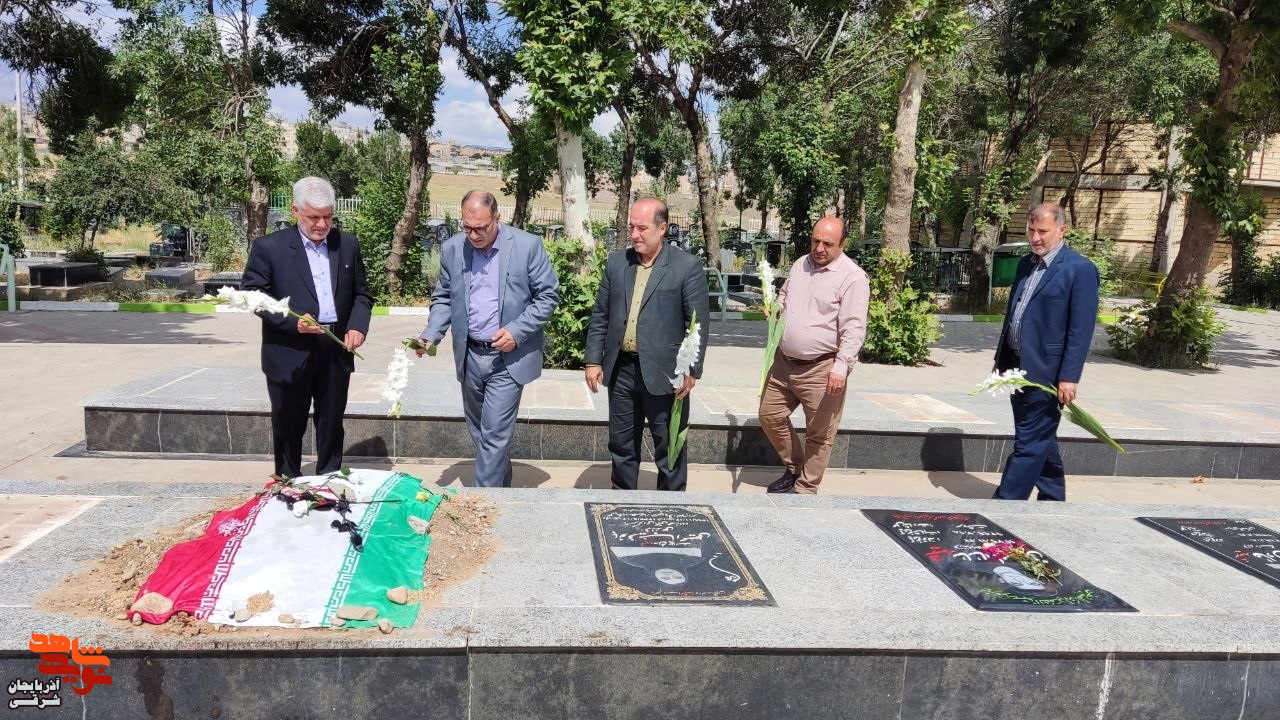 ادای احترام مدیرکل بنیاد شهید و امور ایثارگران آذربایجان شرقی به مقام شامخ شهدای اهر ادای احترام مدیرکل بنیاد شهید و امور ایثارگران آذربایجان شرقی به مقام شامخ شهدای اهر