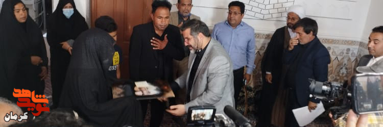 دیدار وزیر فرهنگ و ارشاد اسلامی با خانواده شهیدان «جواد خانه گیر و سردار محمد شهسواری» در رودبارجنوب و کهنوج