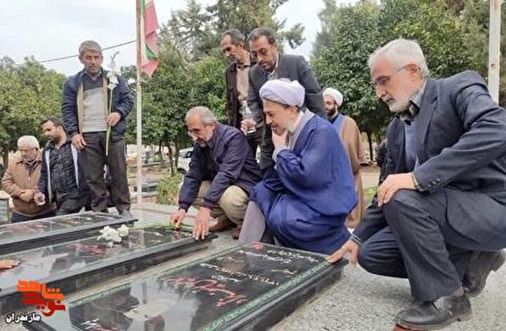 تصاویر/عطرافشانی و غبارروبی گلزار شهدای شهر سورک به مناسبت یادواره شهدا
