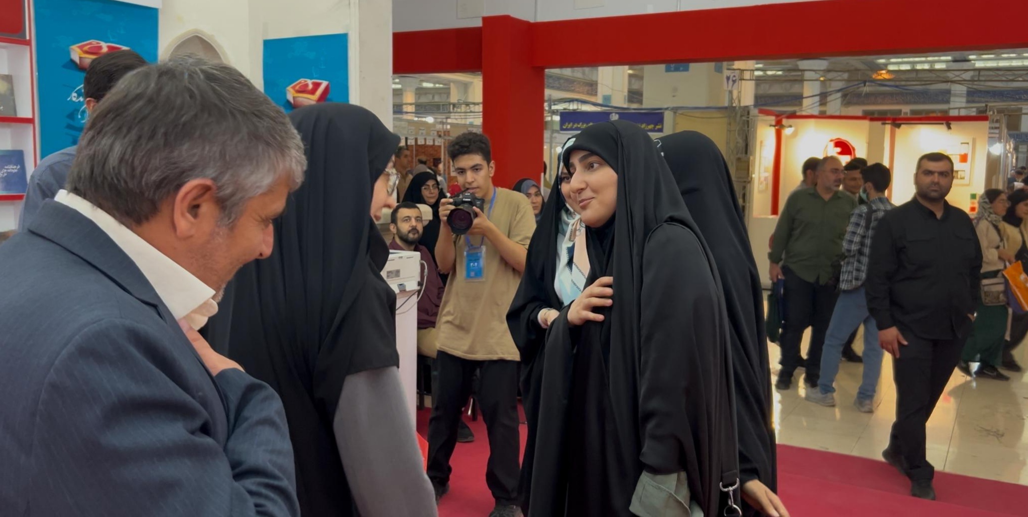 بازدید «زینب سلیمانی» از غرفه «نشر شاهد»