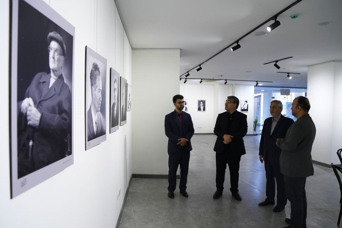 محمد کرم‌اللهی از گالری عکس مفاخر و مشاهیر آذربایجان بازدید کرد