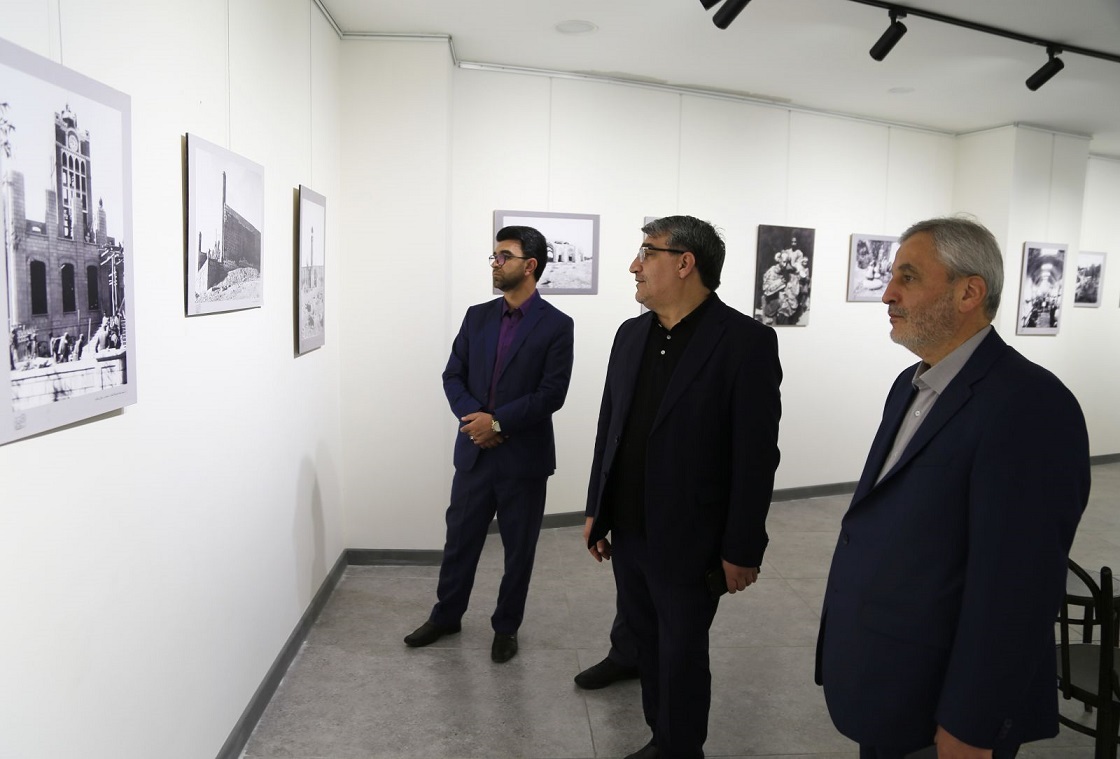 محمد کرم‌اللهی از گالری عکس مفاخر و مشاهیر آذربایجان بازدید کرد