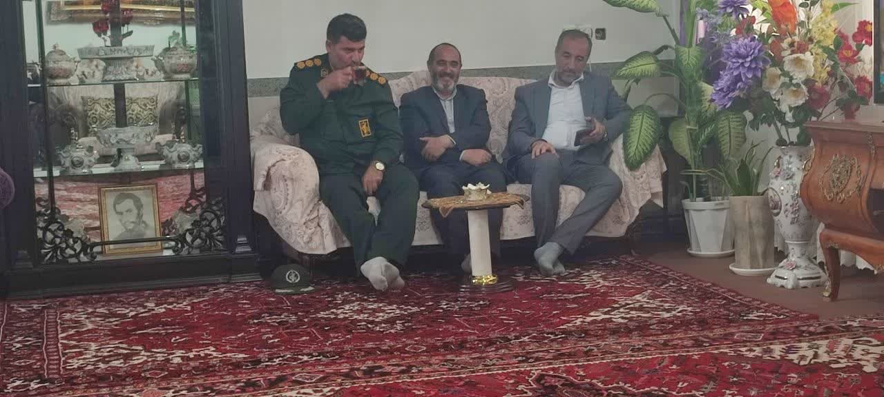 دیدار مسئولان شهرمیاندوآب با خانواده معظم شهید والامقام «احتشام مهری»