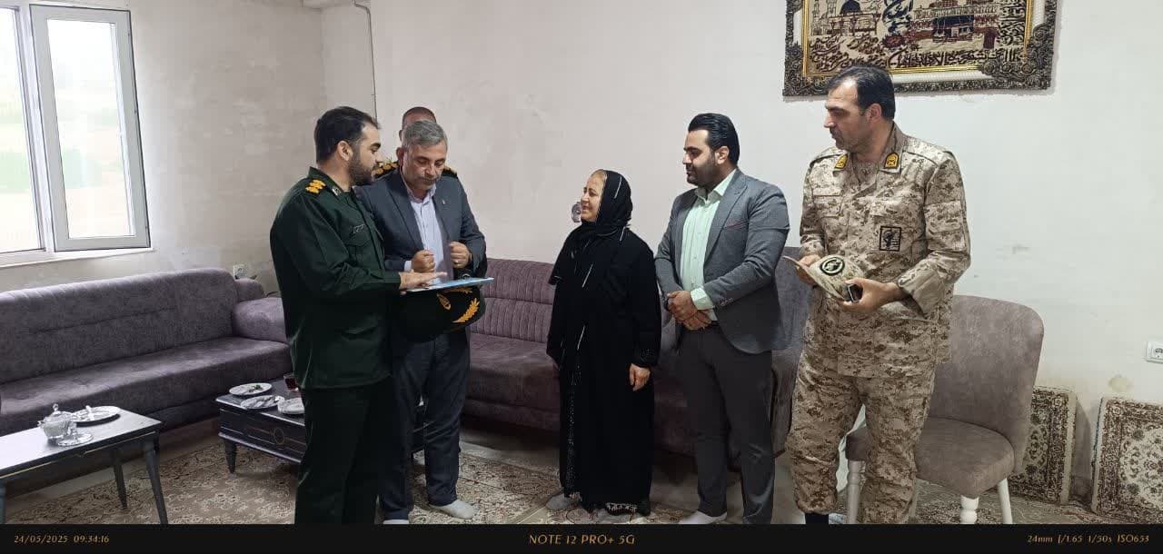 دیدار مسئولان شهر سردشت با خانواده شهید امنیت سیامک سعیدی