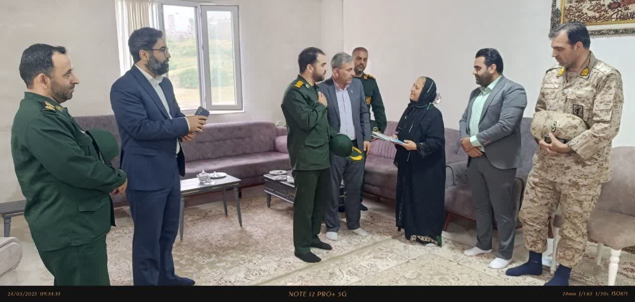 دیدار مسئولان شهر سردشت با خانواده شهید امنیت سیامک سعیدی