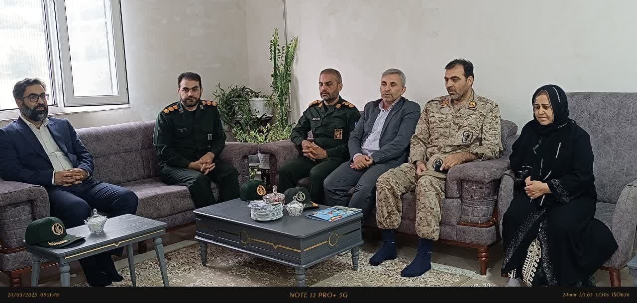 دیدار مسئولان شهر سردشت با خانواده شهید امنیت سیامک سعیدی