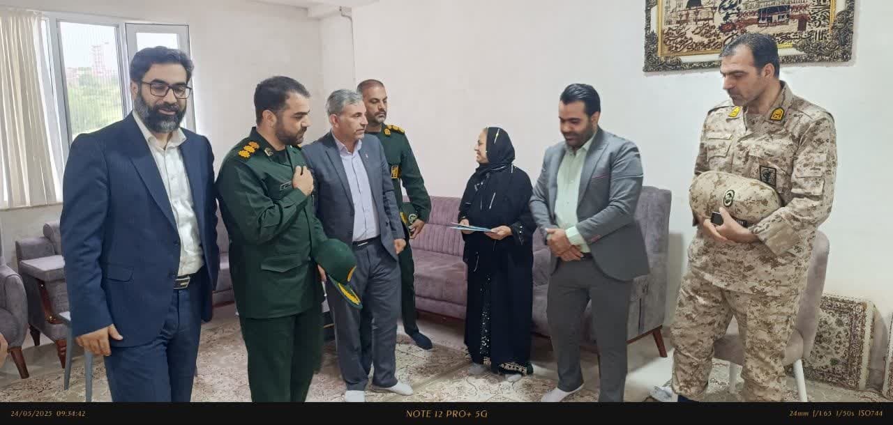 دیدار مسئولان شهر سردشت با خانواده شهید امنیت سیامک سعیدی