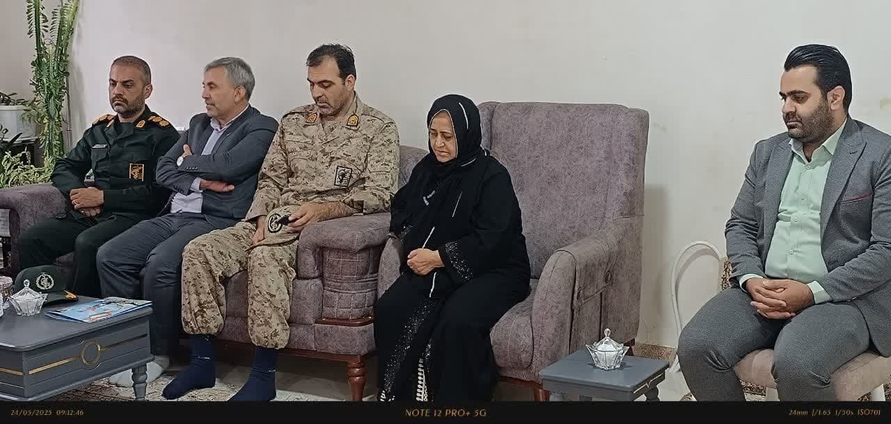 دیدار مسئولان شهر سردشت با خانواده شهید امنیت سیامک سعیدی