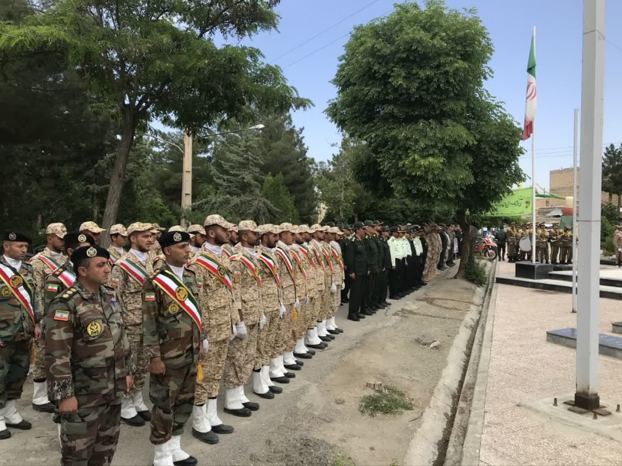 مراسم عطرافشانی و گلباران گلزار شهدای سلماس به مناسبت سالگرد آزادسازی خرمشهر