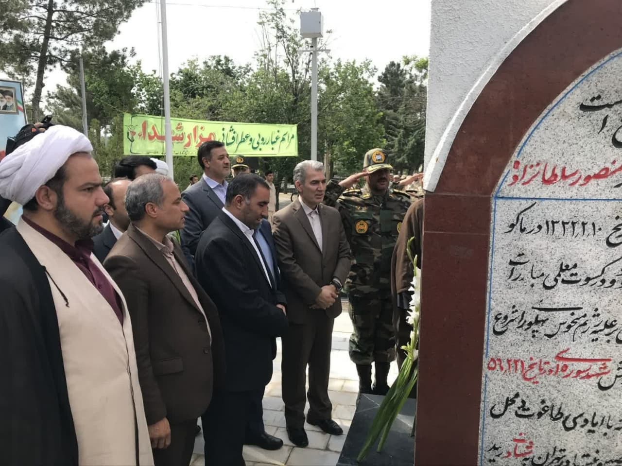 مراسم عطرافشانی و گلباران گلزار شهدای سلماس به مناسبت سالگرد آزادسازی خرمشهر