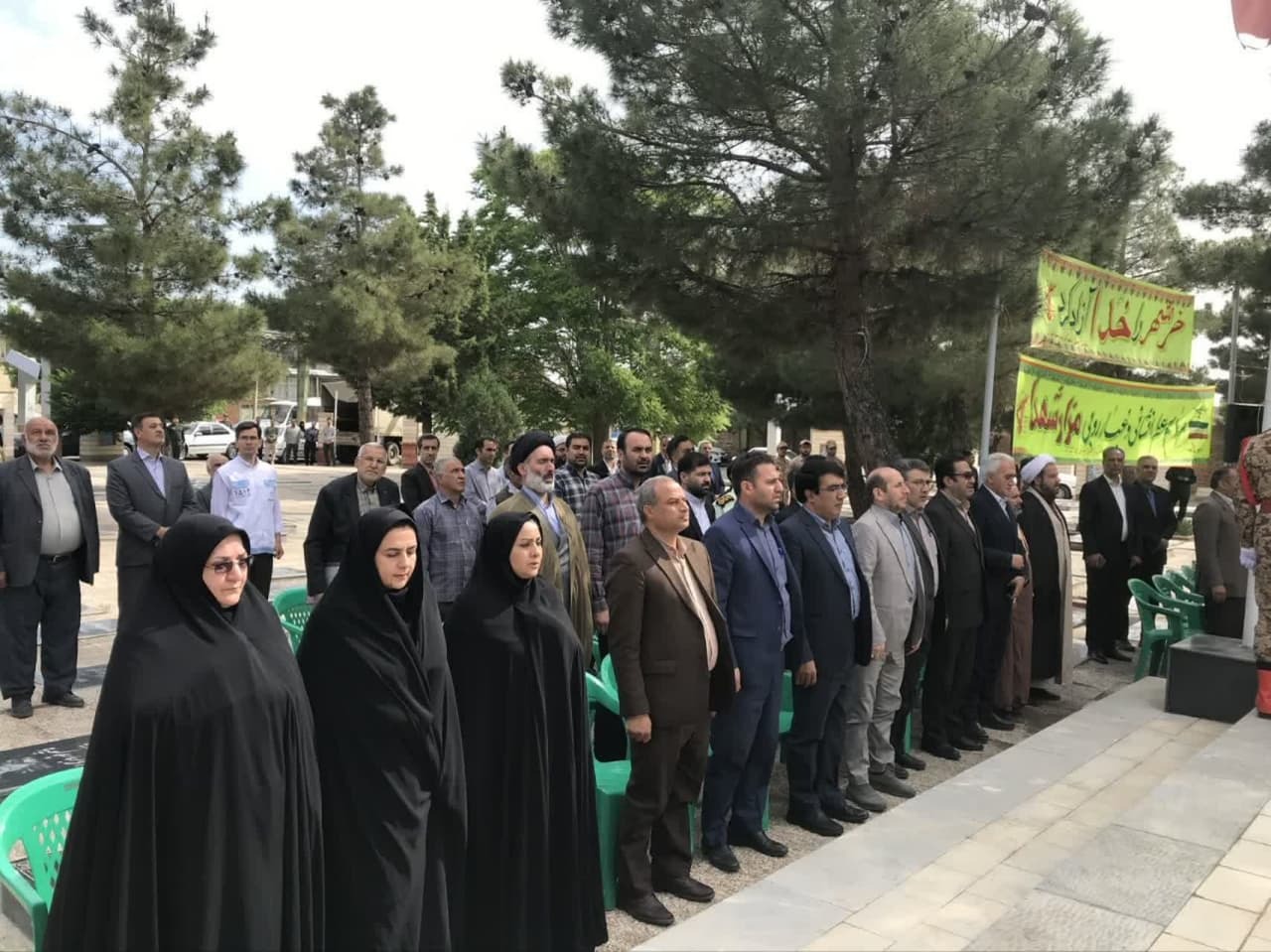 مراسم عطرافشانی و گلباران گلزار شهدای سلماس به مناسبت سالگرد آزادسازی خرمشهر