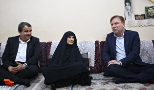 دیدار استاندار بوشهر با مادران شهیدان والامقام ظهرابی و لک