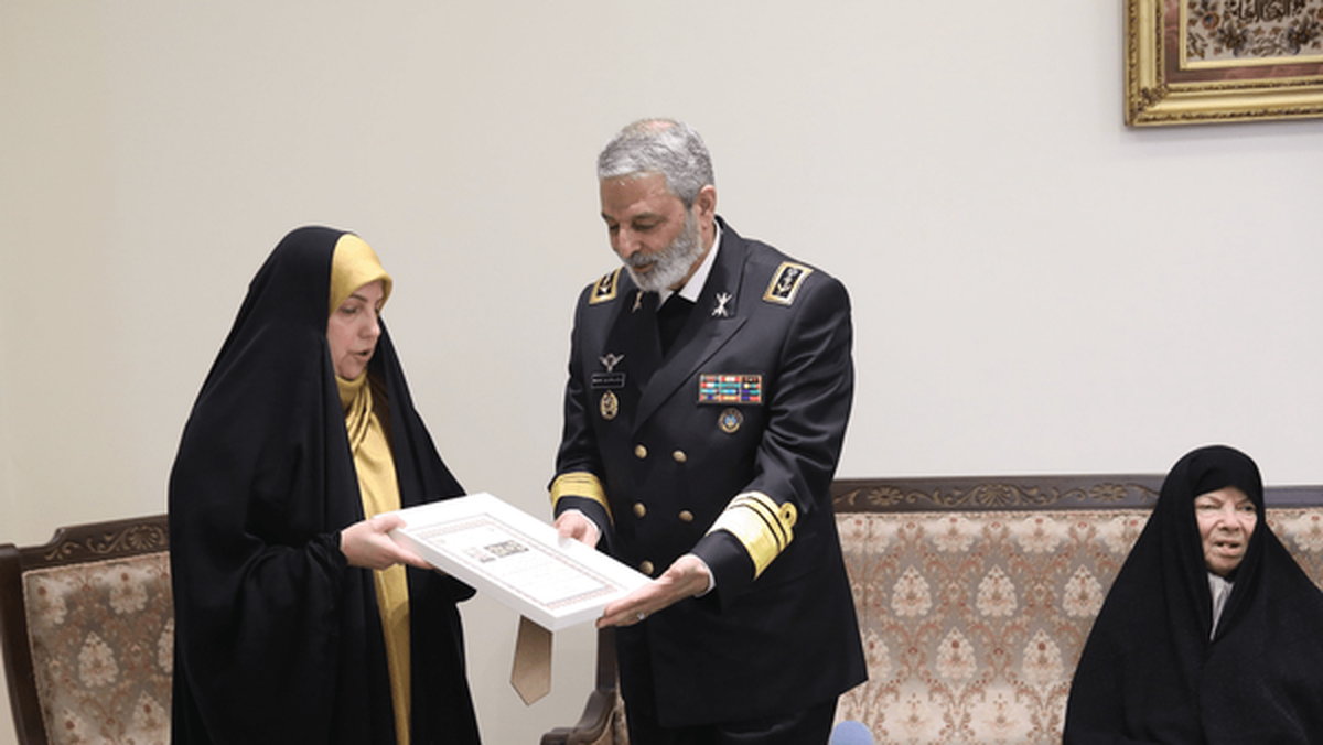 اعطای درجه سپهبدی شهید محمد باقری به خانواده شهید، توسط سرلشکر سید عبدالرحیم موسوی