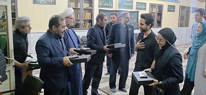 تکریم زوجین جوان شاهد و ایثارگر در اردوی «خانواده بانشاط»