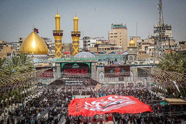 عکس/ برافراشته شدن نماد دادخواهی در بین‌الحرمین؛ بزرگ‌ترین پرچم خون‌خواهی امام شهید رونمایی شد