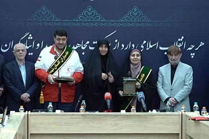 اعطای نشان ملی سراج ایثار به وزیر راه و شهرسازی به پاس عملکرد جهادی و حضور میدانی در جنگ