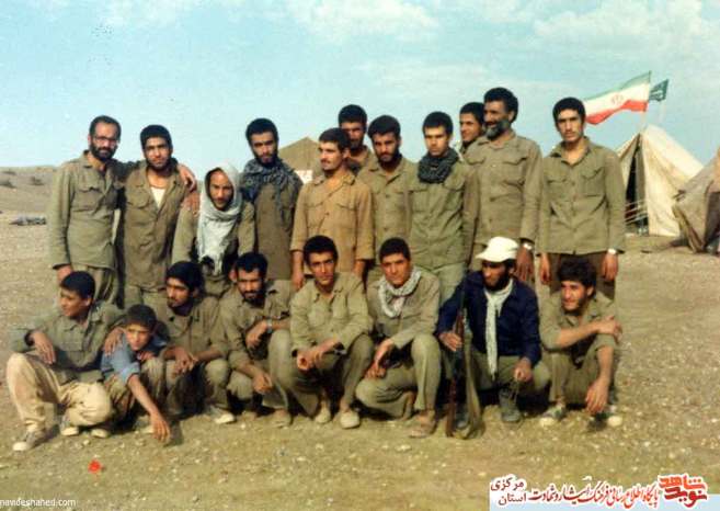 شهیدان تصویر: نفر اول نشسته از چپ: شهید سعید امره ای- نفر پنجم شهید محمود مرادی