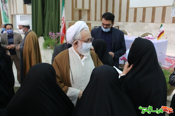 دیدار نماینده ولی فقیه با 40 نفر از همسران شهدا و جانبازان دیار قلمدان های مرصع