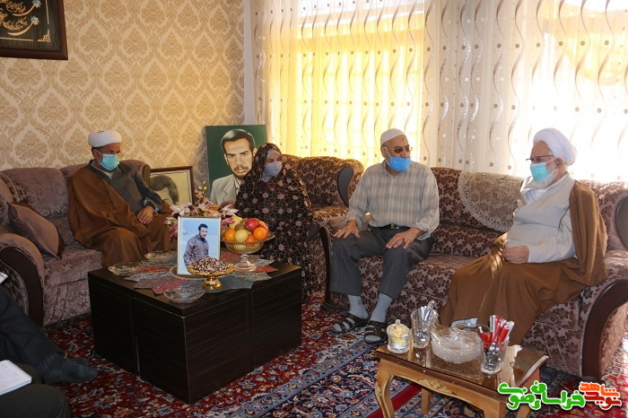 دیدار نماینده ولی فقیه با والدین والامقام شهید احمد حاج نقی