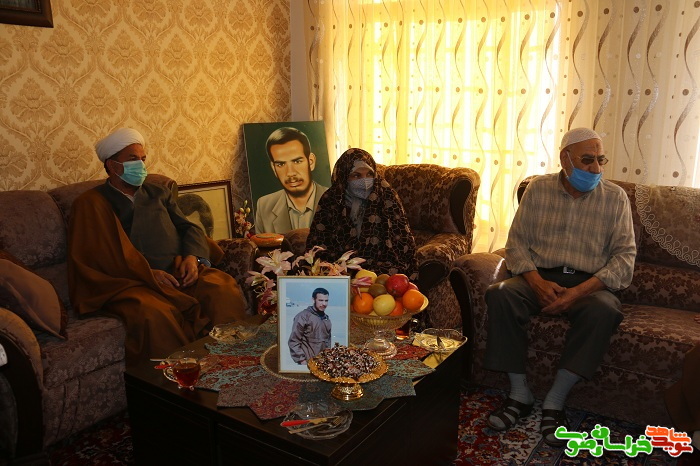 دیدار نماینده ولی فقیه با والدین والامقام شهید احمد حاج نقی