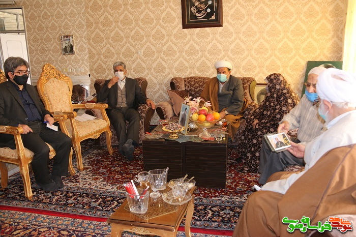 دیدار نماینده ولی فقیه با والدین والامقام شهید احمد حاج نقی