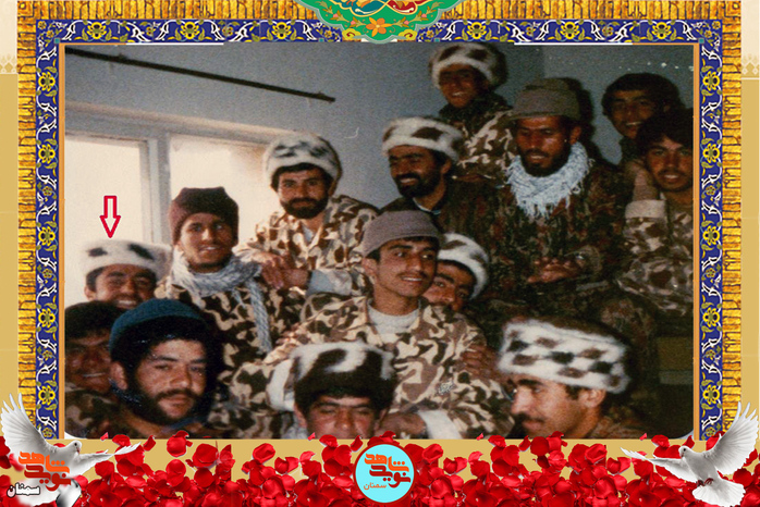 ردیف بالا نفر سمت چپ شهید علی‌اکبر عوض