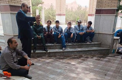 مراسم گرامیداشت دهه کرامت و سالروز فتح خرمشهر با حضور جمعی از دانش‌آموزان آموزشگاه شاهد شهید احسان‌فر- سی و یکم اردیبهشت‌ماه ۱۴۰۲ گلزار شهدای شهرستان شاهرود